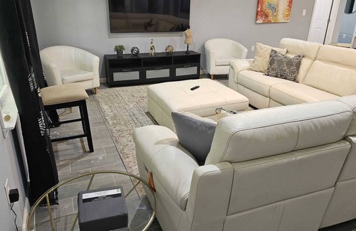 La Porte House | 2 minutes to beach! New family-sized house