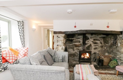 Dyffryn Ardudwy Cottage | 2 PANT HEULOG, pet friendly, with open fire in Dyffryn Ardudwy