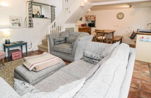 Dyffryn Ardudwy Cottage | 2 PANT HEULOG, pet friendly, with open fire in Dyffryn Ardudwy