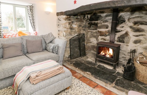 Dyffryn Ardudwy Cottage | 2 PANT HEULOG, pet friendly, with open fire in Dyffryn Ardudwy