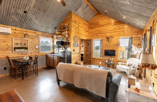 Wimberley Cottage | 2-Queen Bedrooms #6 Farmhouse Charm by RusTx