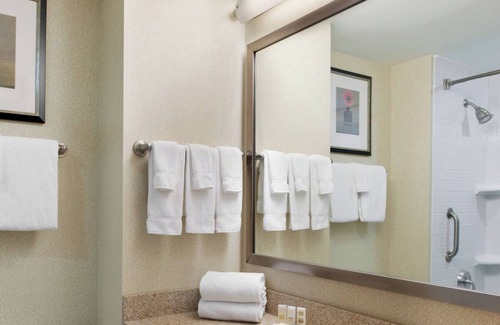 Upper East Side Hotel | 2 Queen Beds at Courtyard New York Manhattan! Onsite Dining!