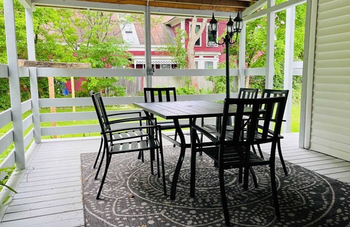 Bridgewater Apartment | 2 Queens | 10 Mins to the Mountains | Foliage