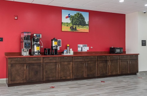 Katy Resort | 2 Relaxing Units w/Kitchenette, FREE Breakfast & Parking, Near Katy Mills Mall!
