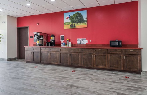 Katy Resort | 2 Relaxing Units w/Kitchenette, FREE Breakfast & Parking, Near Katy Mills Mall!
