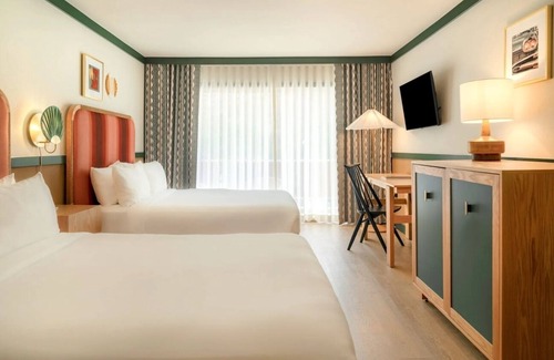 Palm Springs Hotel | 2 Retro-Chic Rooms w/Balcony | Near Downtown Palm Springs – Just 2 Miles Away!