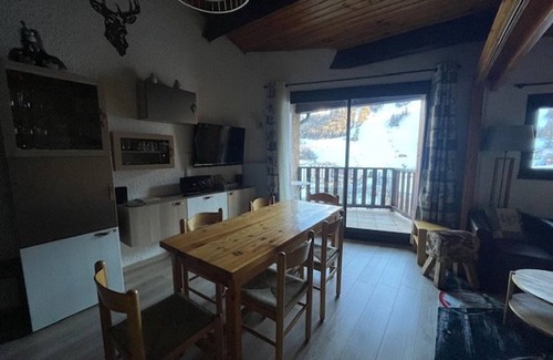 Enchastrayes Apartment | 2-Room Apt at ski slopes, 4 sleeps, balcony