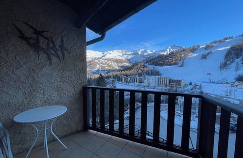 Enchastrayes Apartment | 2-Room Apt at ski slopes, 4 sleeps, balcony