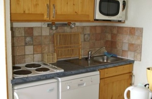 Prapoutel Apartment | 2-room cabin, slopeside, sleeps 5, balcony