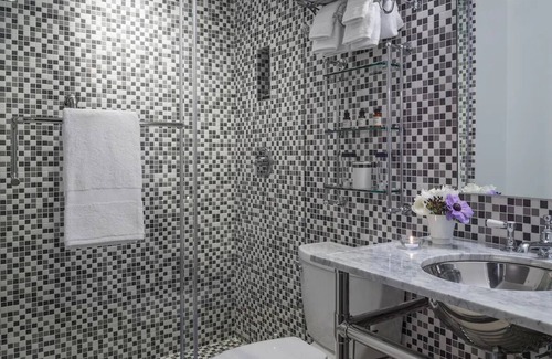 Hudson Square Hotel | 2 Rooms in Modern Art-Industrial Hotel w/Cuban-Styled Bar & Bohemian Chic Vibe