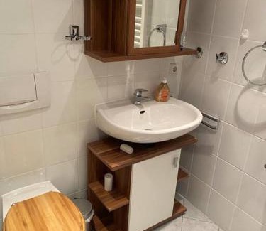 Leverkusen Apartment | 2 Schlaf- & 2 Badezimmer - direkte Busverbindung bis Köln Hbf, Messe