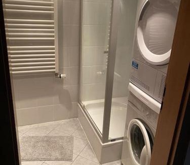 Leverkusen Apartment | 2 Schlaf- & 2 Badezimmer - direkte Busverbindung bis Köln Hbf, Messe