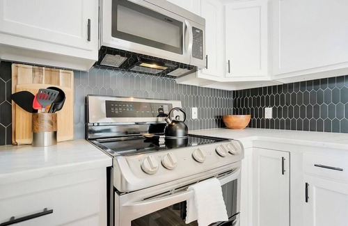 Downtown Historic District Apartment | 2 Steps to Ice Plant, Apt in Downtown St. Aug