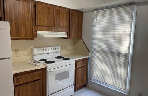 Chatham Crescent Apartment | 2 Story apartment in Ardsley Park with patio.