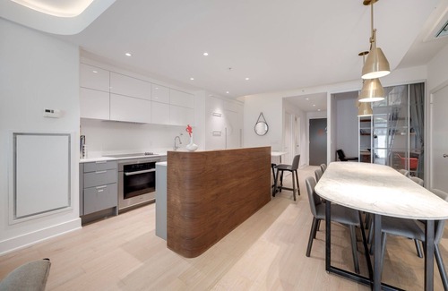 Bay Street Corridor Condo | 2 Story Luxury Townhome In Entertainment District