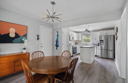 Rosedale House | ★2 Story Near Plaza/Westport/KU Med, King Bed, Garage Parking★