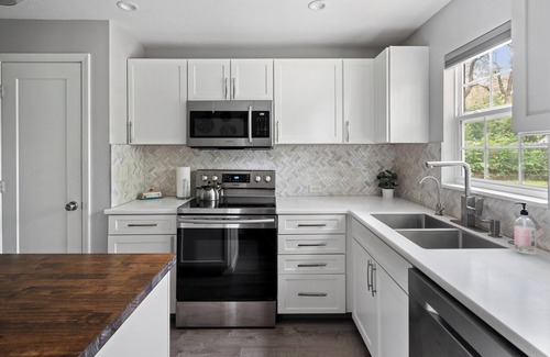 Rosedale House | ★2 Story Near Plaza/Westport/KU Med, King Bed, Garage Parking★