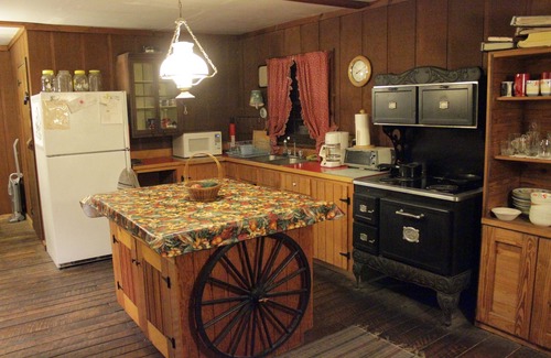 Long Pond Cabin | 2 STORY POCONO HOUSE - ATTRACTIONS CLOSE!- - HUGE WRAPAROUND DECK-