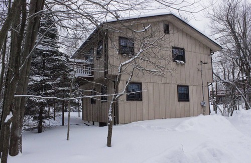 Long Pond Cabin | 2 STORY POCONO HOUSE - ATTRACTIONS CLOSE!- - HUGE WRAPAROUND DECK-