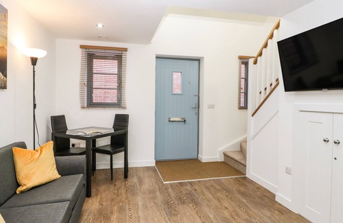 Glastonbury Apartment | 2 THE VAULTS, romantic in Glastonbury