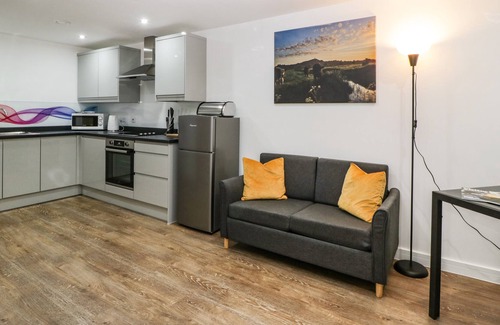 Glastonbury Apartment | 2 THE VAULTS, romantic in Glastonbury