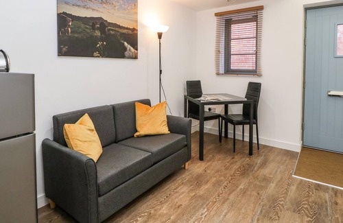 Glastonbury Apartment | 2 THE VAULTS, romantic in Glastonbury