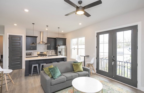 Nashville House | *2* Townhome Combo! 6 bd! Boutique Stays great for large groups!
