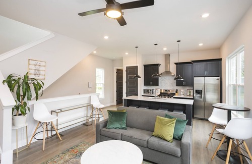 Nashville House | *2* Townhome Combo! 6 bd! Boutique Stays great for large groups!