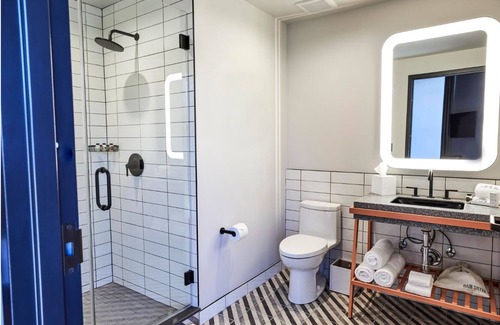 East Nashville Hotel | 2 Trendy Rooms w/Rooftop Bar and Curated Mini-Bars Near Nissan Stadium – 1 Mi.