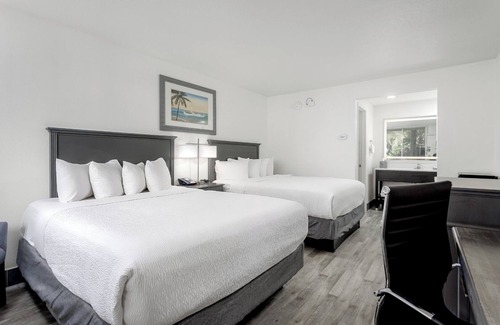 Fort Walton Beach Hotel | 2 Tropical Rooms Near Fort Walton Beach Park! Outdoor Pool Access!
