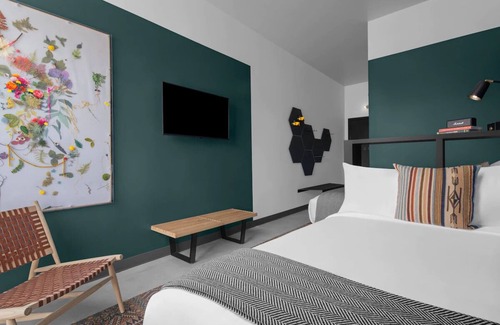 People's Freeway Hotel | 2 Wasatch Room at evo Hotel, Free Parking & Dog-friendly!
