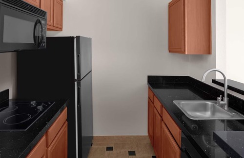 Roseville House | 2 Welcoming Suites Near Roseville Golfland Sunsplash, Perfect for Families!
