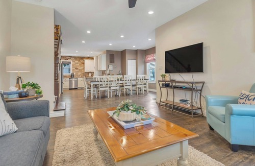 Wall House | 20-22 Grover's Ocean, spacious 10 bedroom home w/central AC, 1 block to beach!