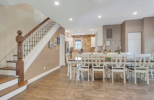 Wall House | 20-22 Grover's Ocean, spacious 10 bedroom home w/central AC, 1 block to beach!