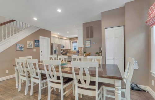 Wall House | 20-22 Grover's Ocean, spacious 10 bedroom home w/central AC, 1 block to beach!