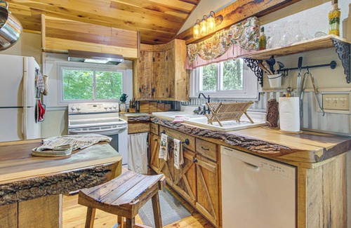 Skyland Cottage | 20-acre Cabin w/Pond: 6 Mi to River Arts District