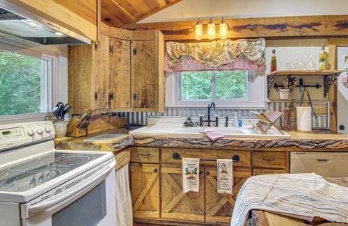 Skyland Cottage | 20-acre Cabin w/Pond: 6 Mi to River Arts District