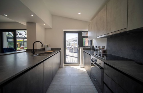 Lytham St. Anne's House | 20 Guest Luxury Stay - Private Pool, Hot Tub & Gym.