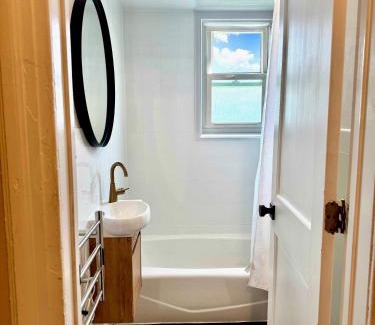 The Heights House | 20 min NYC-Modern Private Room-Queen Bed-Parking