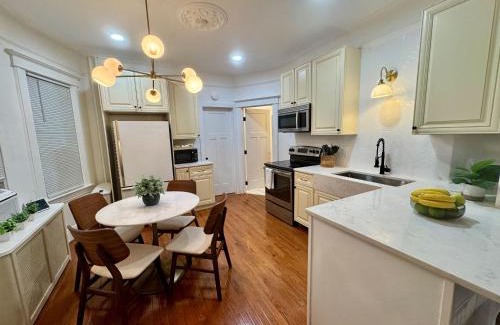 The Heights House | 20 min NYC-Modern Private Room-Queen Bed-Parking
