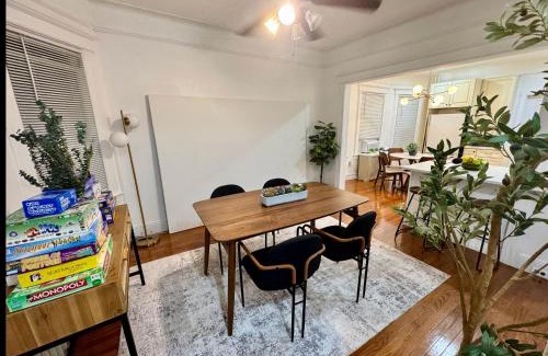 The Heights House | 20 min NYC-Modern Private Room-Queen Bed-Parking
