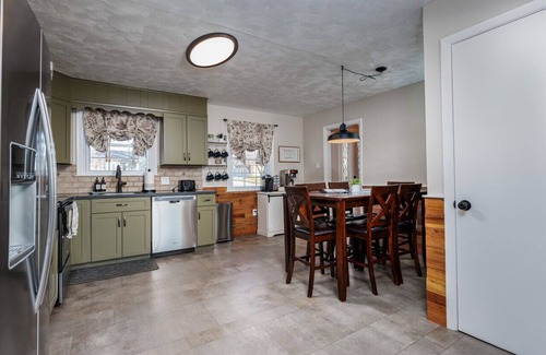 Gordonville Apartment | 20 min to Sight& Sound*game room*patio*hot tub