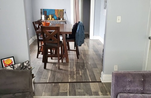 Chatham Apartment | 20 mins to downtown or Indiana