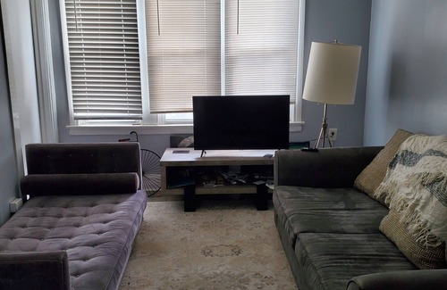 Chatham Apartment | 20 mins to downtown or Indiana