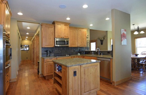 Sunriver Cabin | 20 Mins to Mt. Bachelor! Hot Tub! Bring the dogs!