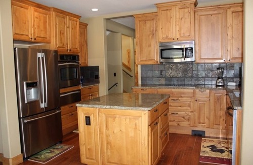 Sunriver Cabin | 20 Mins to Mt. Bachelor! Hot Tub! Bring the dogs!