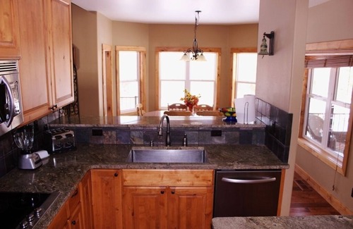 Sunriver Cabin | 20 Mins to Mt. Bachelor! Hot Tub! Bring the dogs!