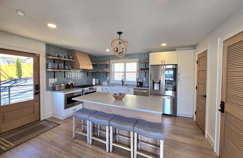 Dandridge House | 20% OFF Book 9/30 Luxury, Lakefront, Dock, Firepit, Hot Tub- Lone Oak Lakehouse