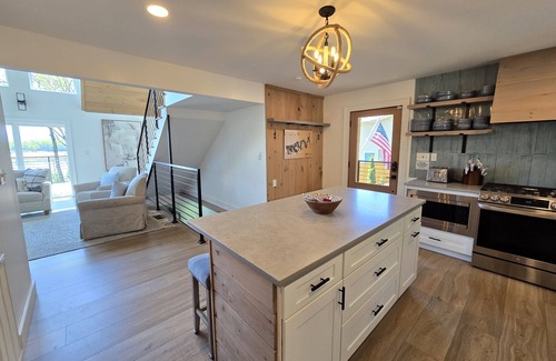 Dandridge House | 20% OFF Book 9/30 Luxury, Lakefront, Dock, Firepit, Hot Tub- Lone Oak Lakehouse