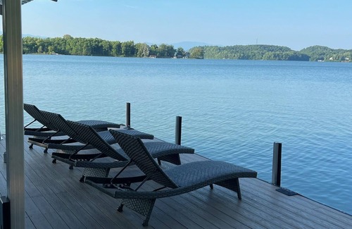 Dandridge House | 20% OFF Book 9/30 Luxury, Lakefront, Dock, Firepit, Hot Tub- Lone Oak Lakehouse